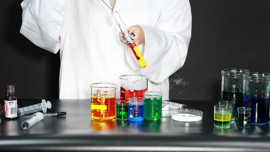 Profissional apresentando produto químico em ambiente técnico.