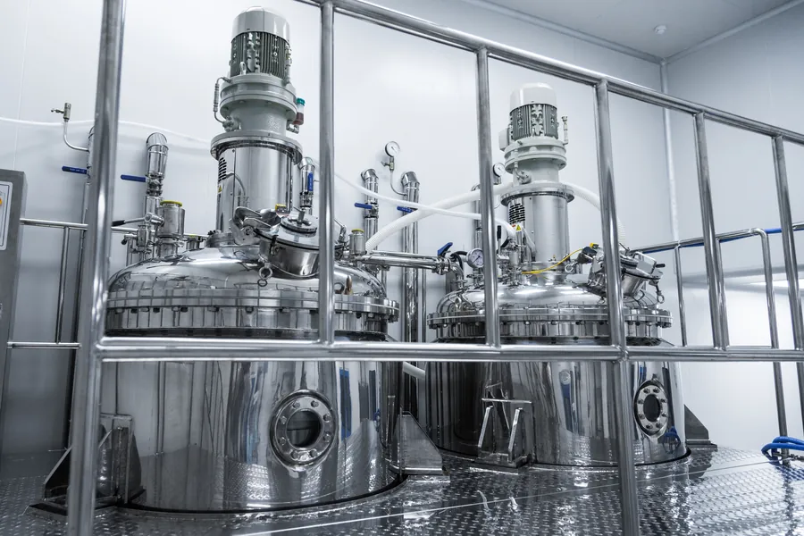 Equipamento industrial em aço inoxidável em área controlada.