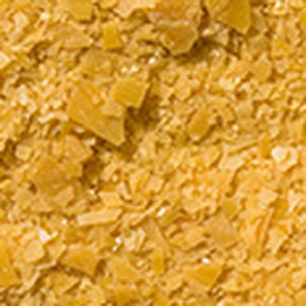 Cera desmoldante AMBERWAX 25 em flocos bege-claros.