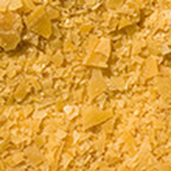 Cera desmoldante AMBERWAX PISO em flocos bege-claros.